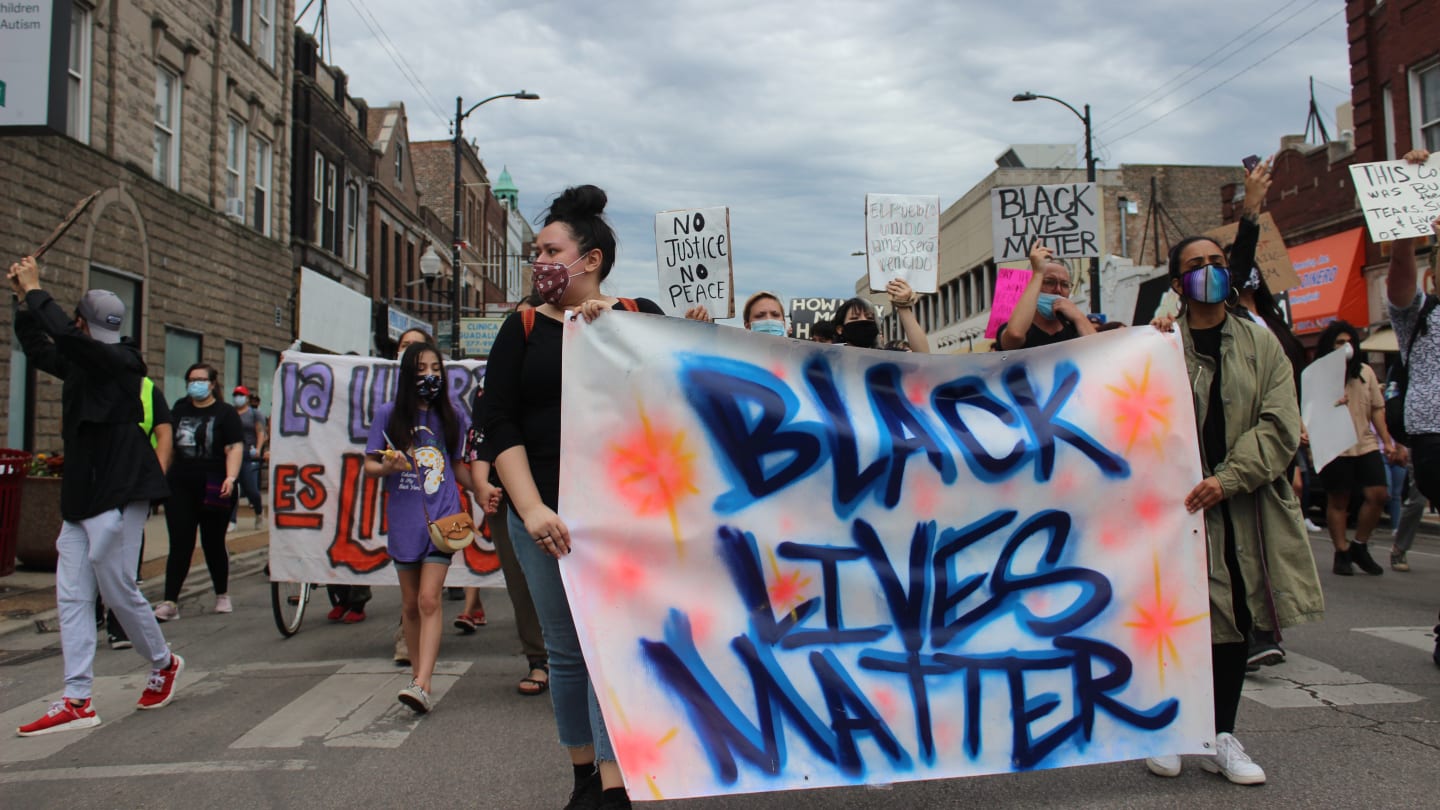 Más de un centenar de personas se manifestaron en la calle 26 en contra de la brutalidad policial contra las vidas de los negros. MAURICIO PEÑA/ BLOCK CLUB CHICAGO