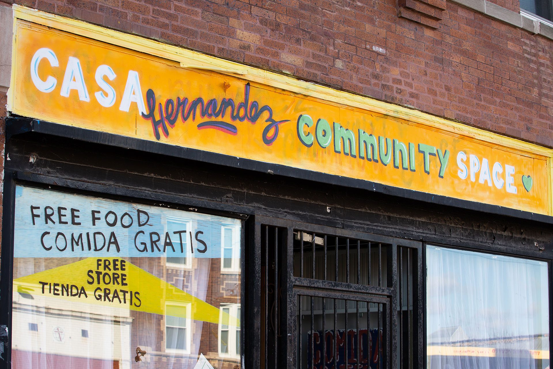 ayuda mutua frente a la tienda casa Hernandez