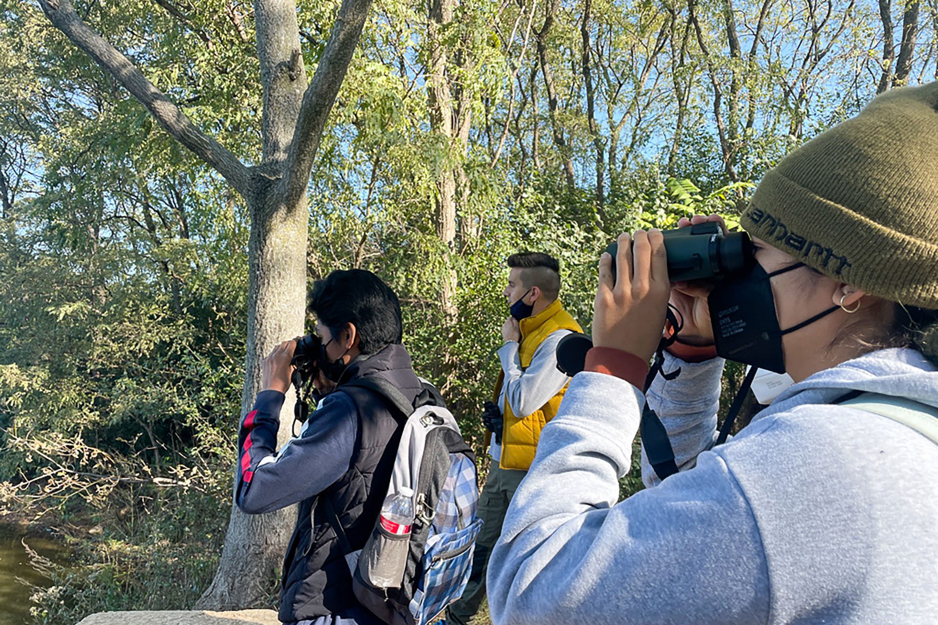 Estudiantes del Distrito de Parques de Chicago observan aves en el parque Big Marsh de Chicago como parte de &quot;small is all&quot;, un programa que une el arte y el medio ambiente