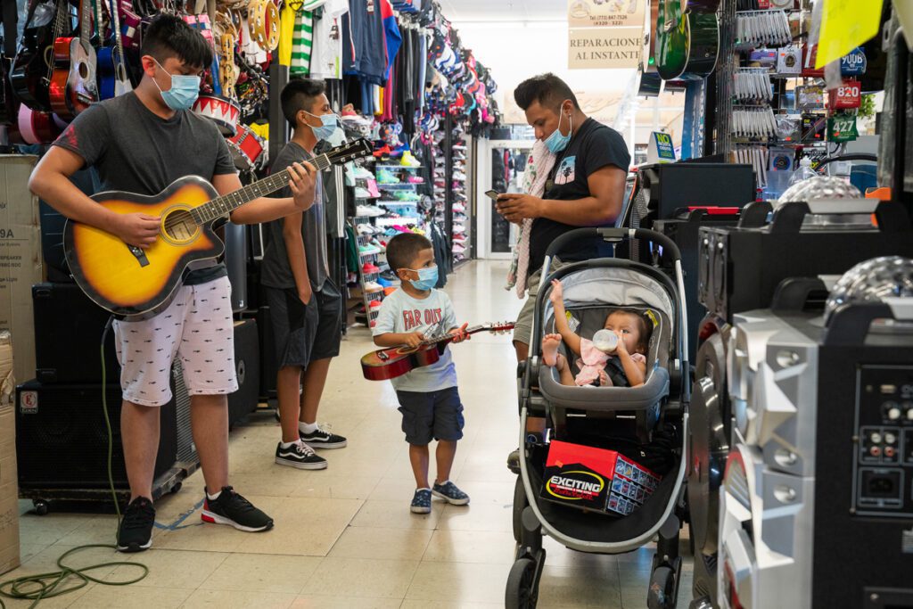 Chicago Christmas shopping: Is this holiday the last for the Little Village  Discount Mall? - Chicago Sun-Times