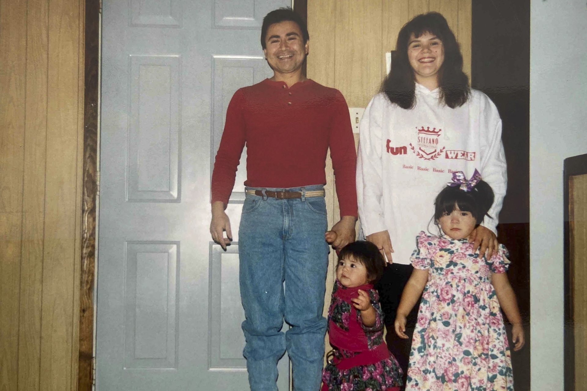 Foto de familia de los Borjones en Chicago: padres con dos niñas