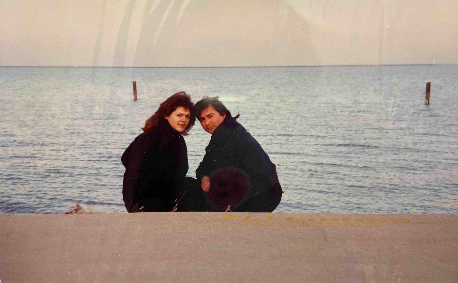 Rosa María Borjón y José Juan Borjón apoyados el uno en el otro en un día frío en el lago Michigan en Chicago