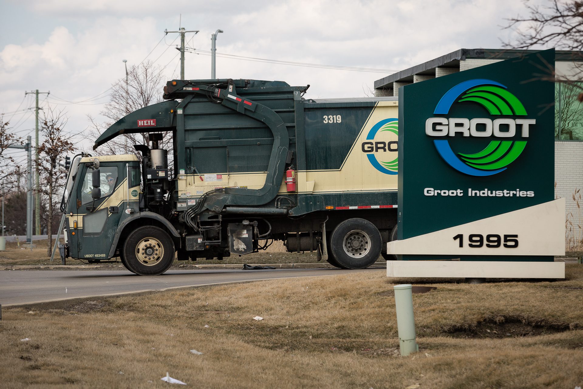 Un camión de basura Groot sale de la instalación de transferencia de residuos