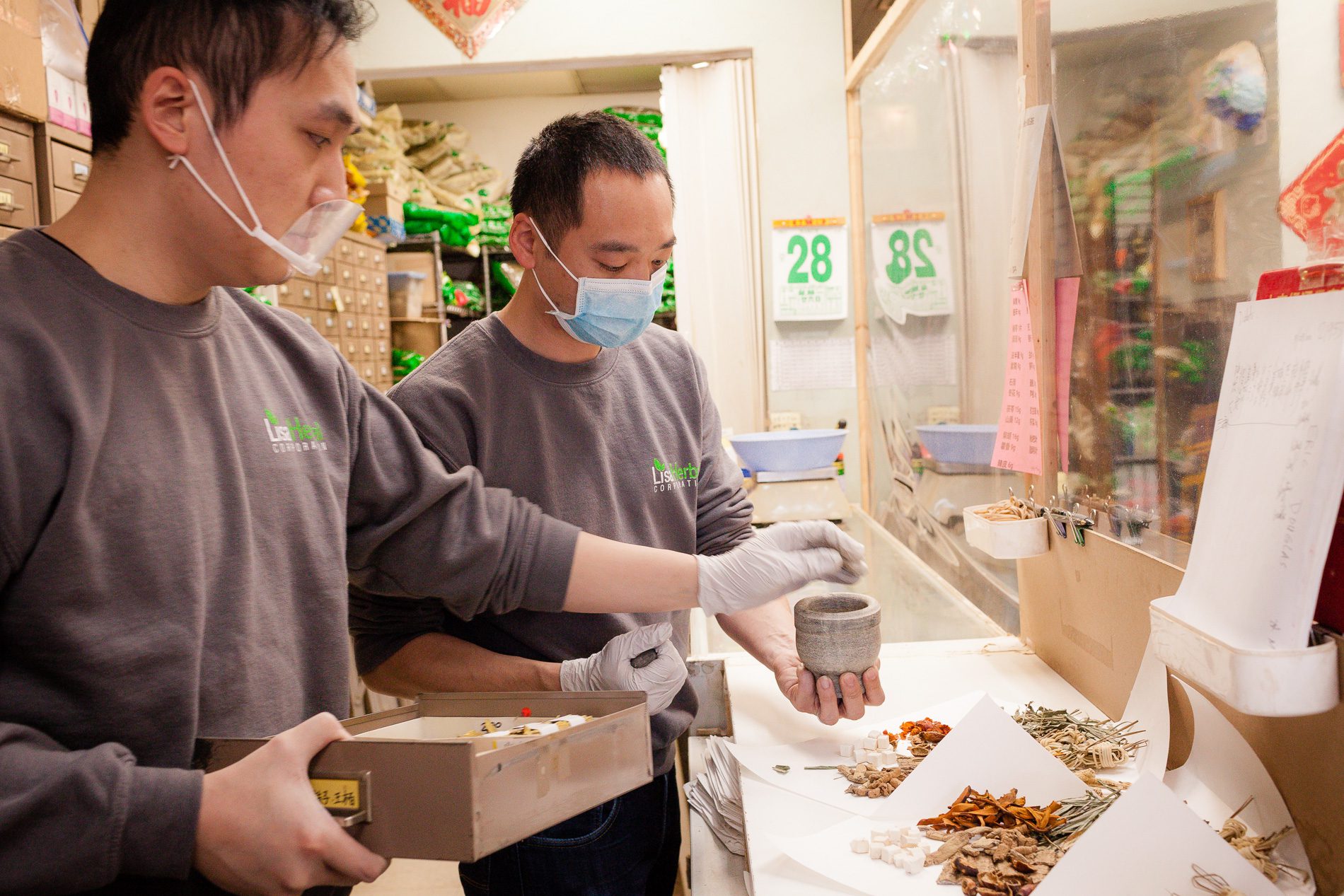 Jacky Lau y Phillip Dai reúnen los ingredientes para un pedido de té