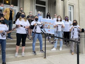 Miembros de la Coalición Communities Not Cages Indiana frente al Tribunal del Condado de Clay rompiendo una cadena simbólica