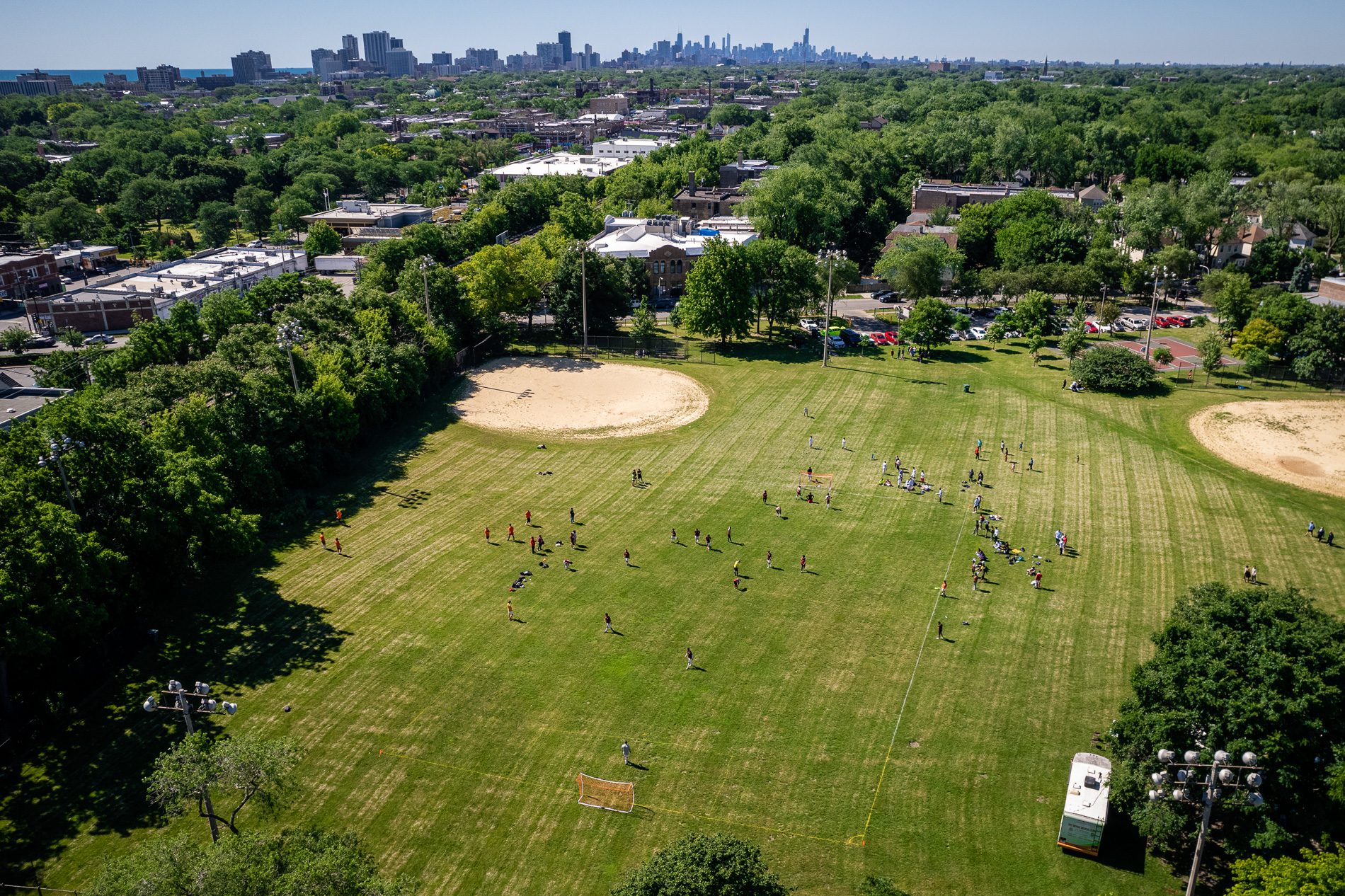 vista aérea de un campo de fútbol con la ciudad de Chicago al fondo