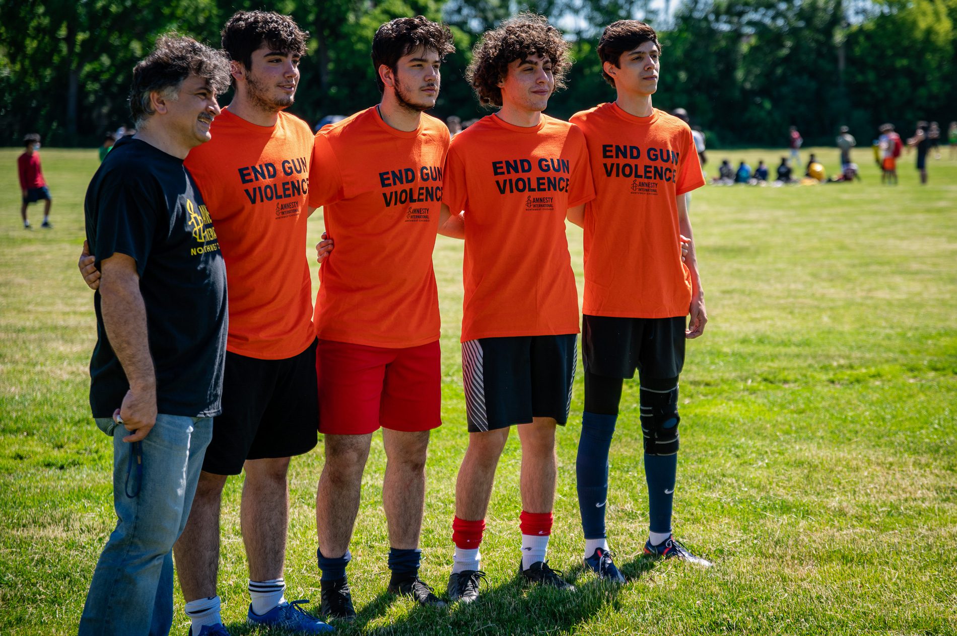 cuatro jugadores de fútbol con camisetas naranjas en las que se puede leer &quot;fin de la violencia divertida&quot;