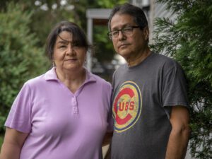 Sandra y Jesse Arzola frente a la casa de la familia de Sandra en West Chicago