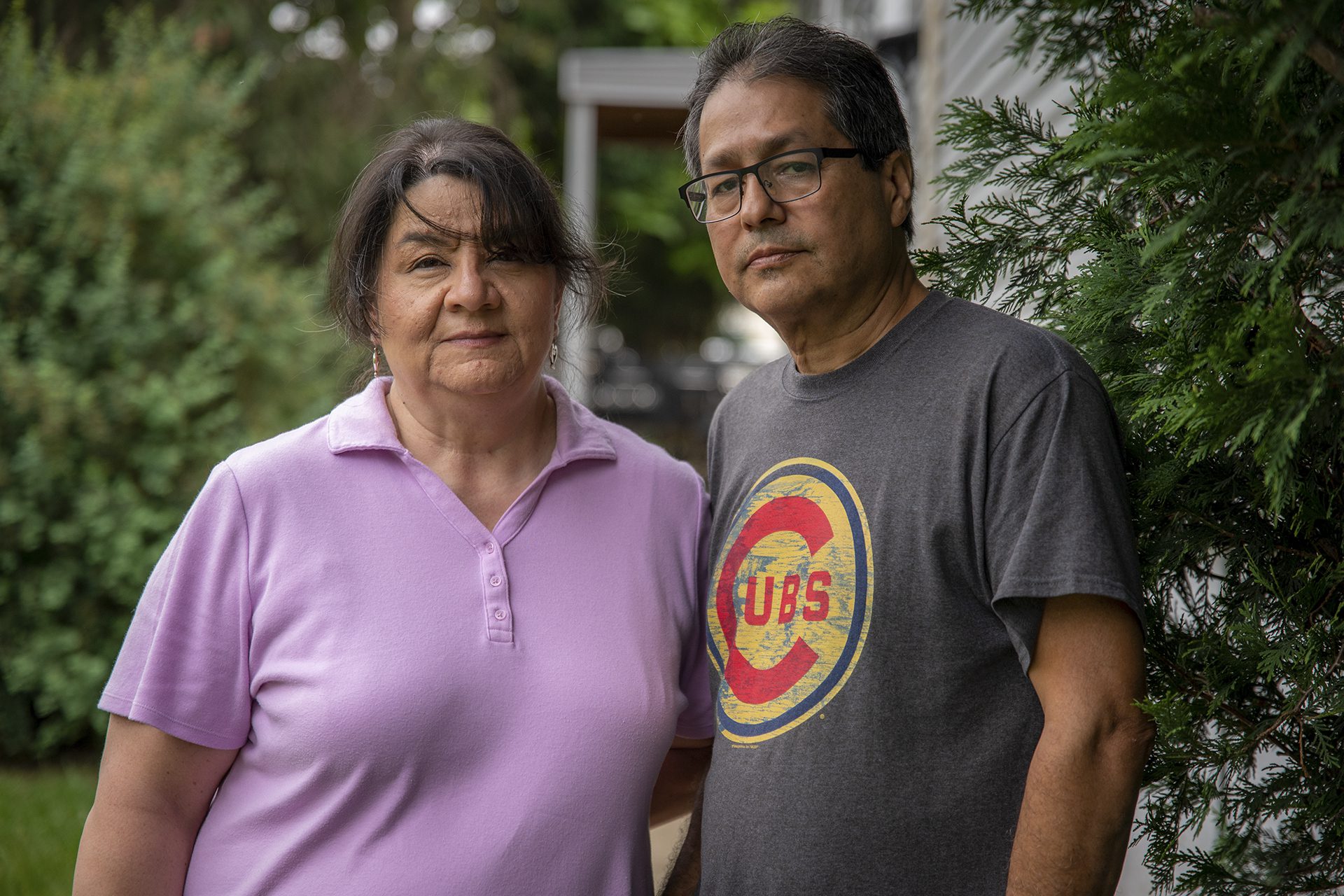 Sandra y Jesse Arzola frente a la casa de la familia de Sandra en West Chicago