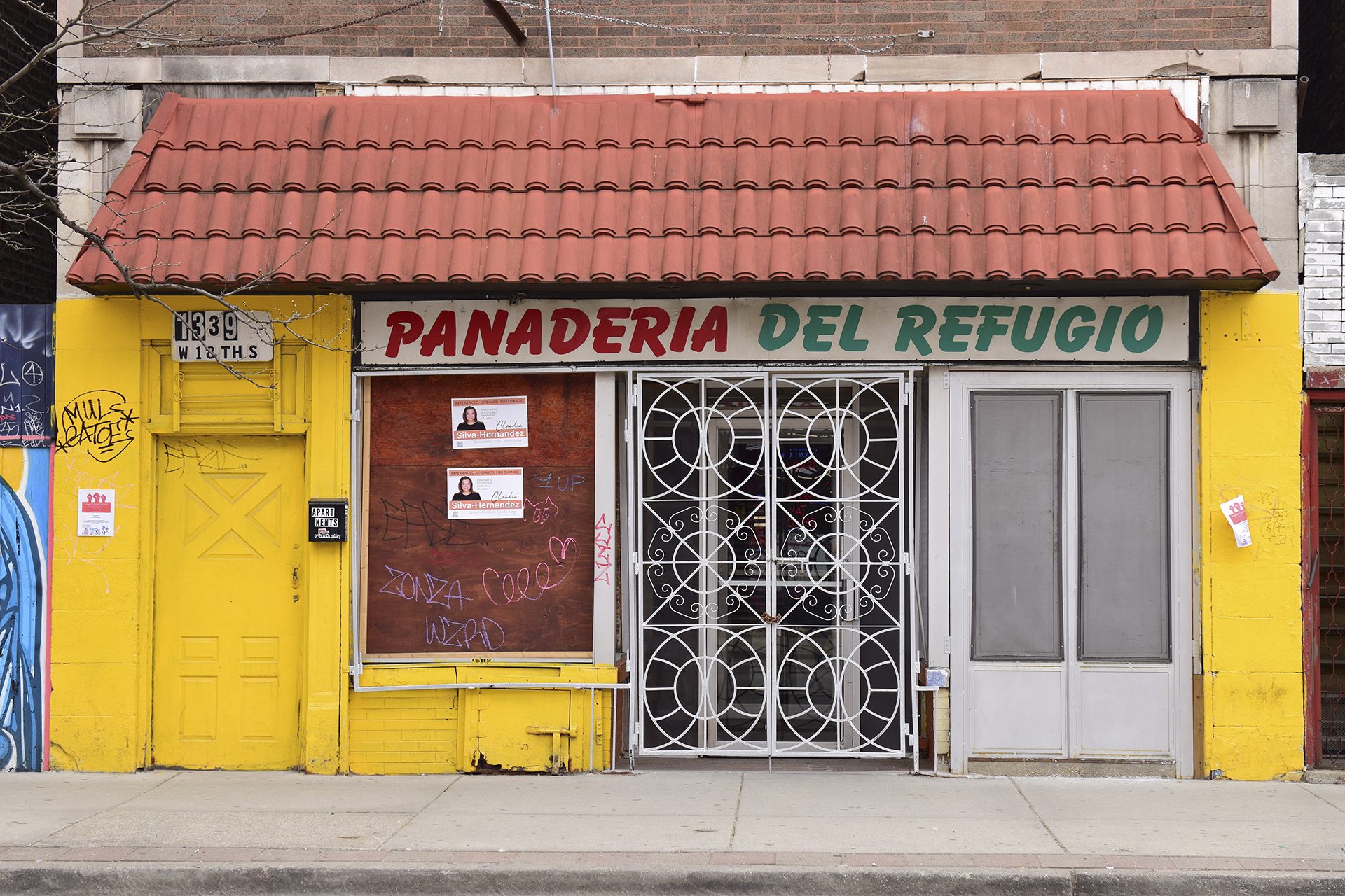 edificio de la panaderia del refugio con pintura blanca y amarilla y cerrado, algunas pintadas