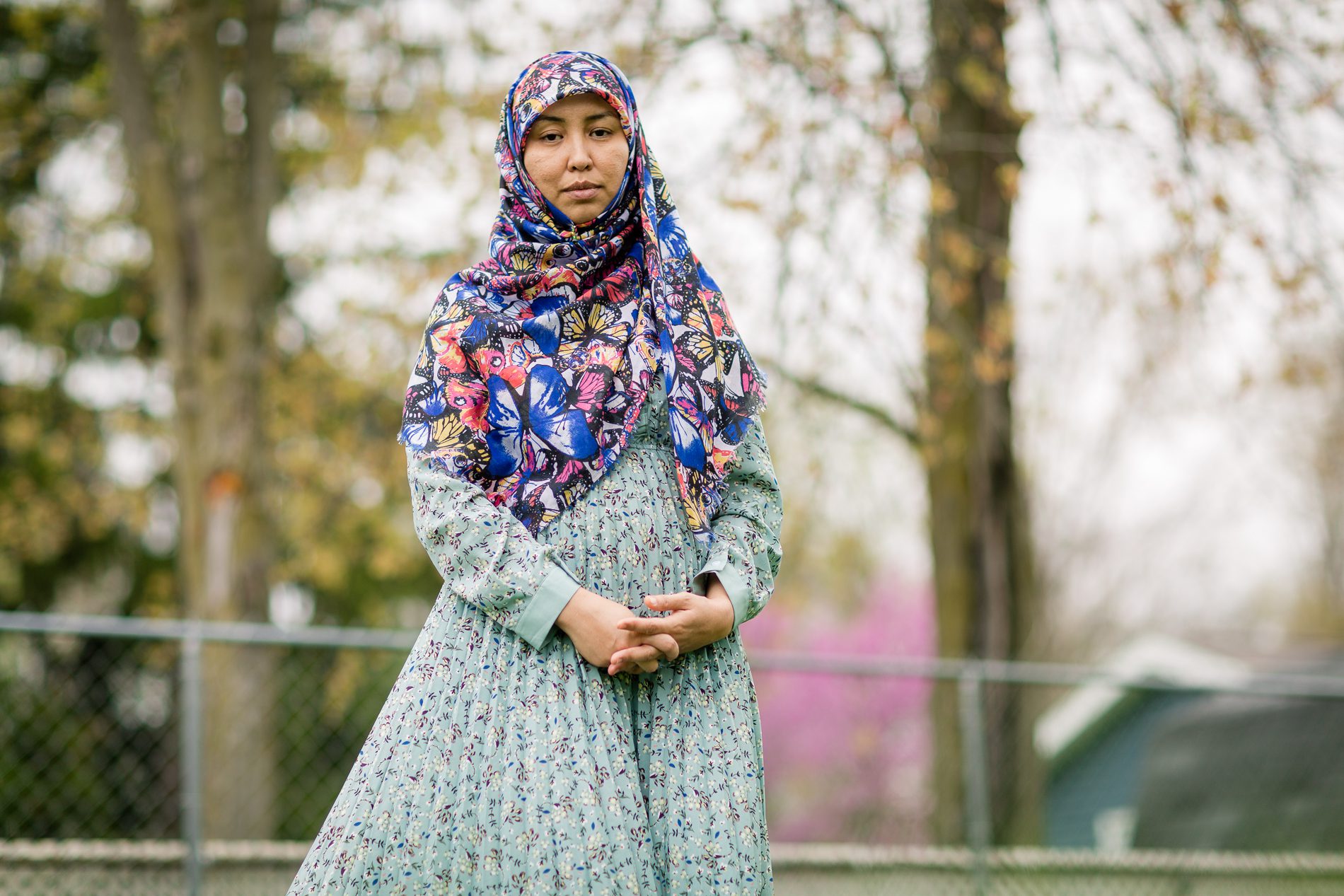 Salima Mazari fuera con un vestido azul y un hijab