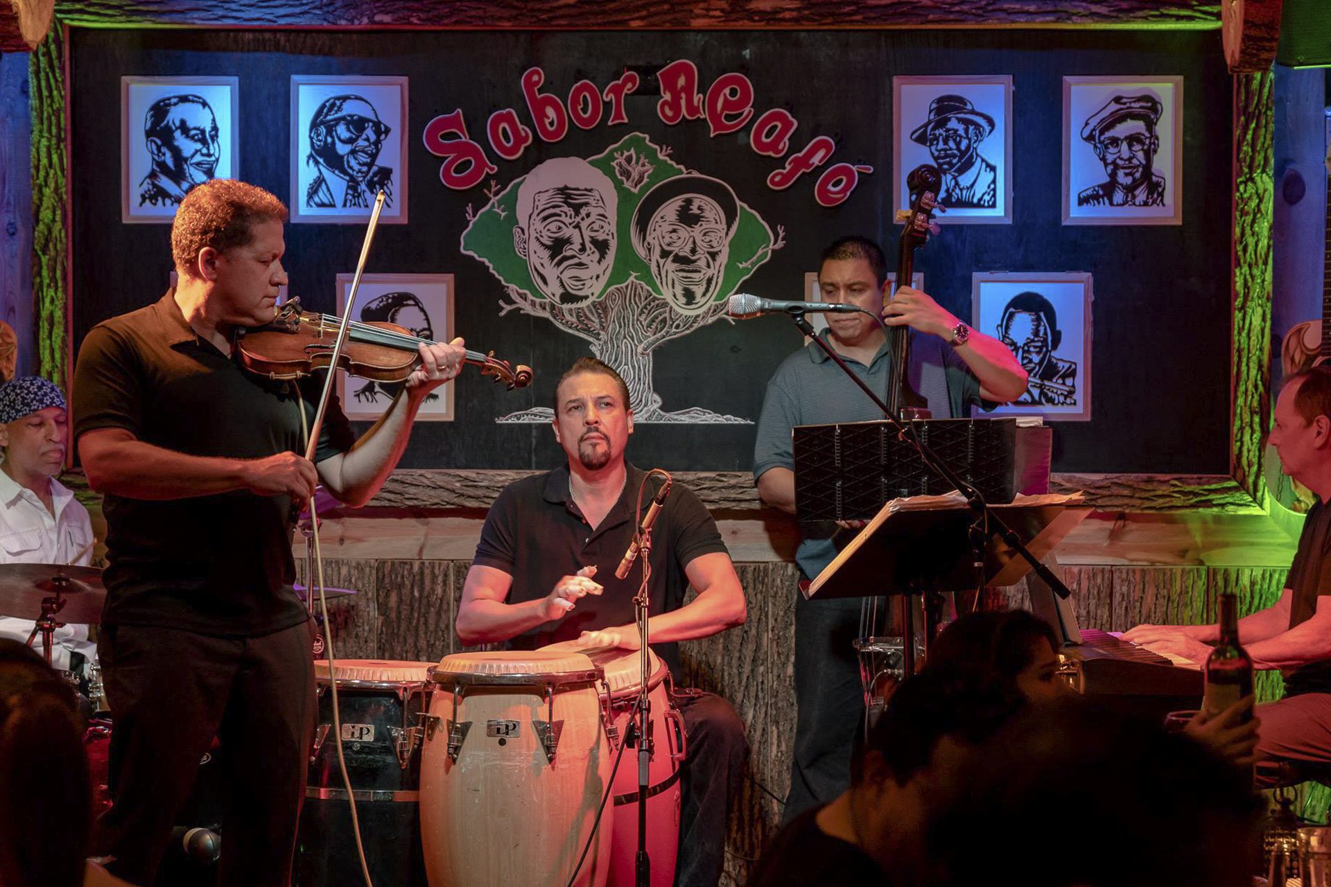 banda de cinco miembros tocando