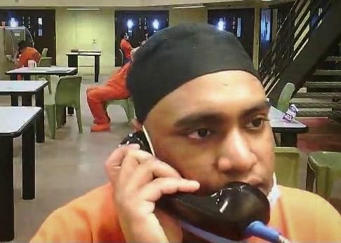 Al-Amin Porosh al teléfono en una cárcel