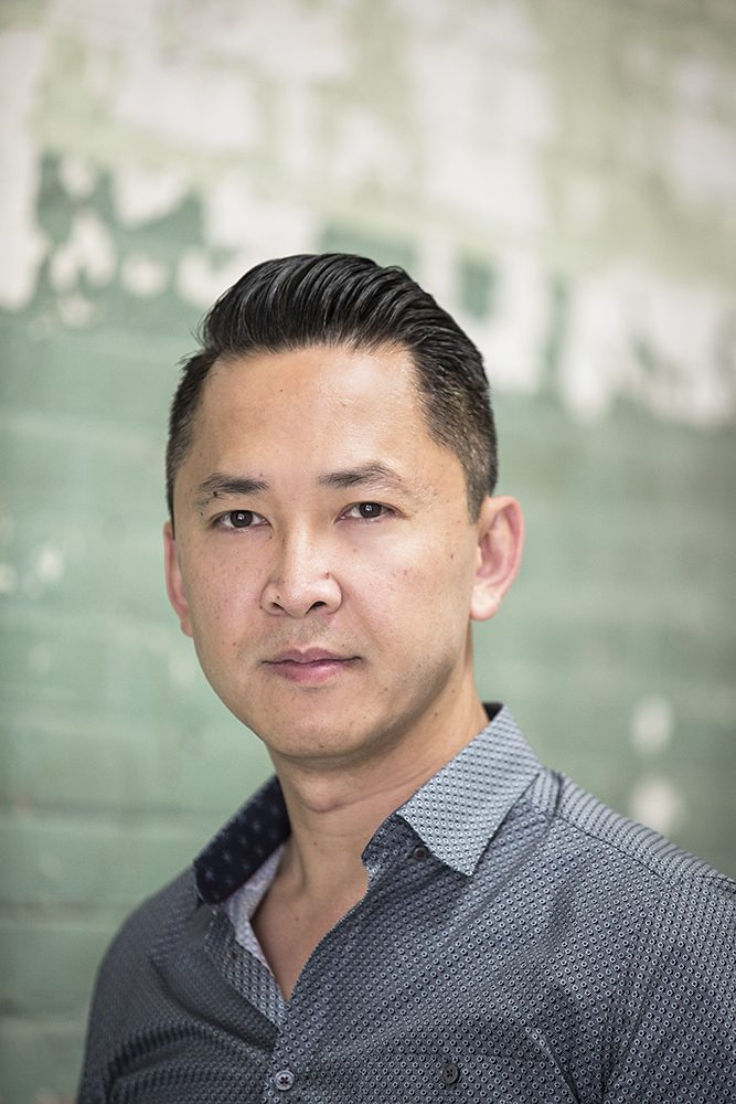 Viet Thanh Nguyen con una prenda de vestir estampada