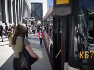 Los migrantes caminan hacia un autobús urbano tras ser enviados a Chicago desde Texas por el gobernador Greg Abbott