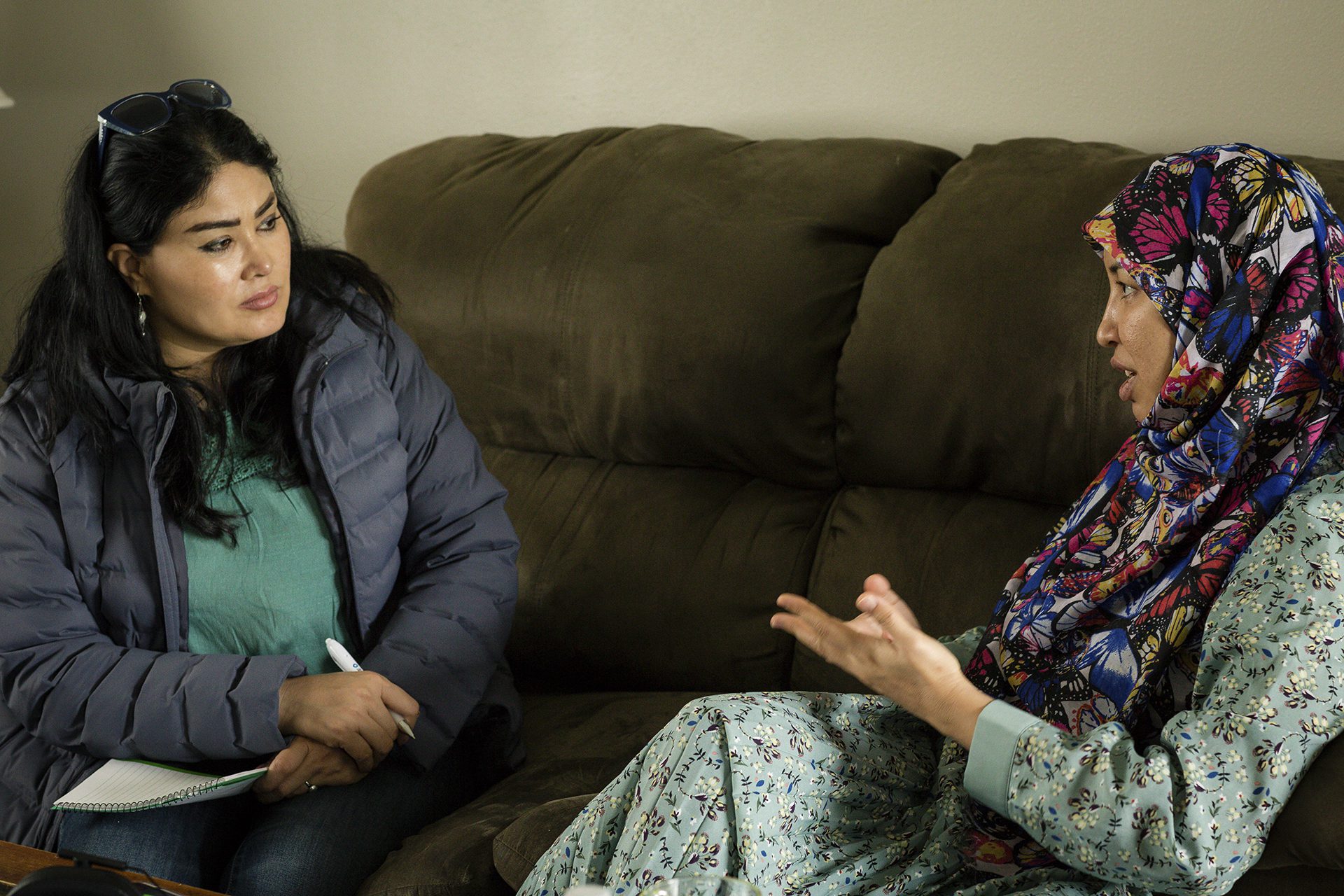 Saleha Soadat entrevista a la ex gobernadora afgana Salima Mazari en un sofá de su actual casa