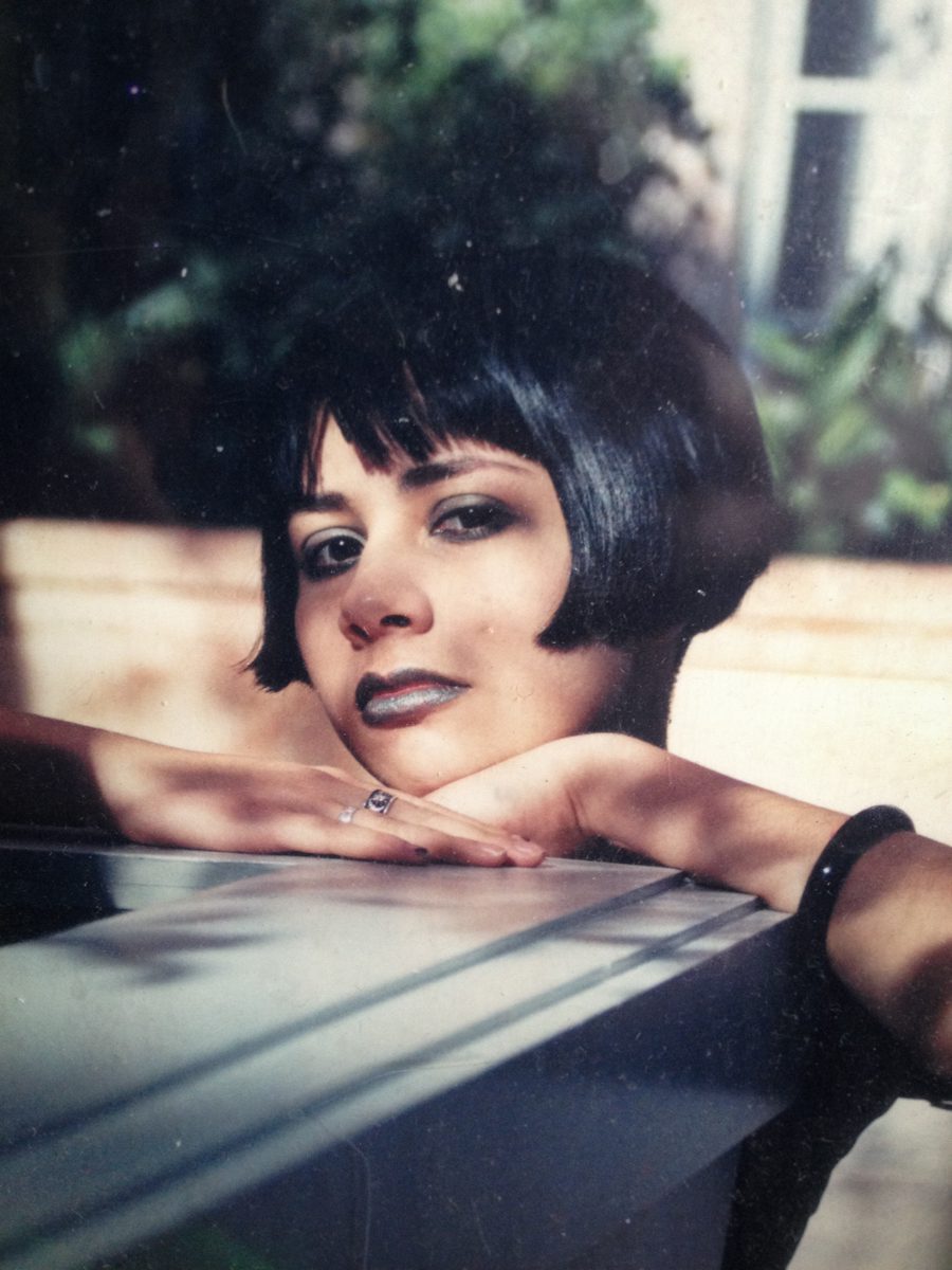 foto de la infancia de Erika L. Sánchez con el pelo negro corto y el lápiz de labios negro