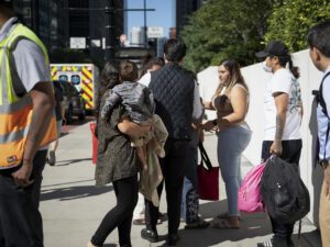 Los inmigrantes bajan de un autobús procedente de Texas
