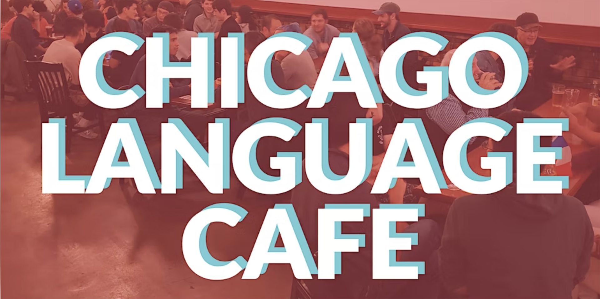 &quot;Chicago Language Cafe&quot; escrito sobre una imagen roja de gente sentada y hablando alrededor de mesas.