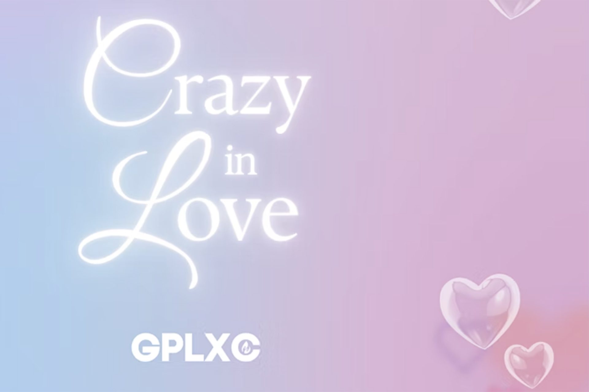 Las palabras &quot;Crazy in Love&quot; y &quot;GPLXC&quot; sobre un fondo azul y rosa con corazones.